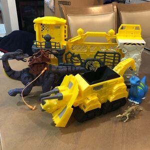 Large Jurassic Park Dinosaur Triceratops Truck Sand Dirt Beach Bundle Play Set